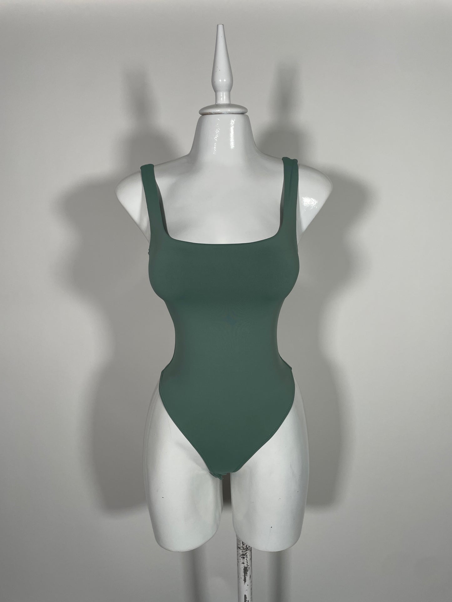 Body square olivo